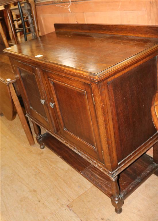 Oak 2 door sideboard/cupboard(-)